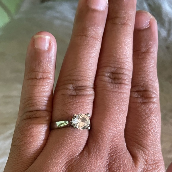 Sparkly silver ring with large white stone - Picture 4 of 7